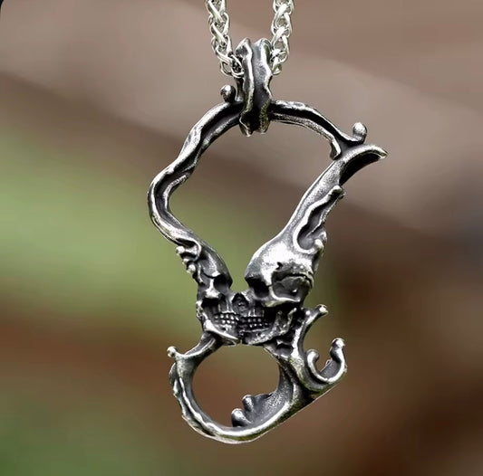 Skull kissing pendant